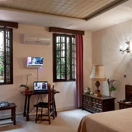 De La Loge Hotel 3*